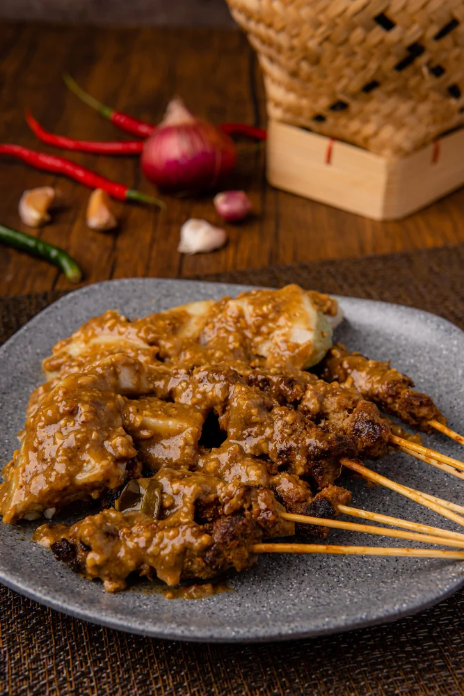 Saté ajam met pindasaus bij China City Dordrecht / Chicken satay with peanut sauce at China City Dordrecht